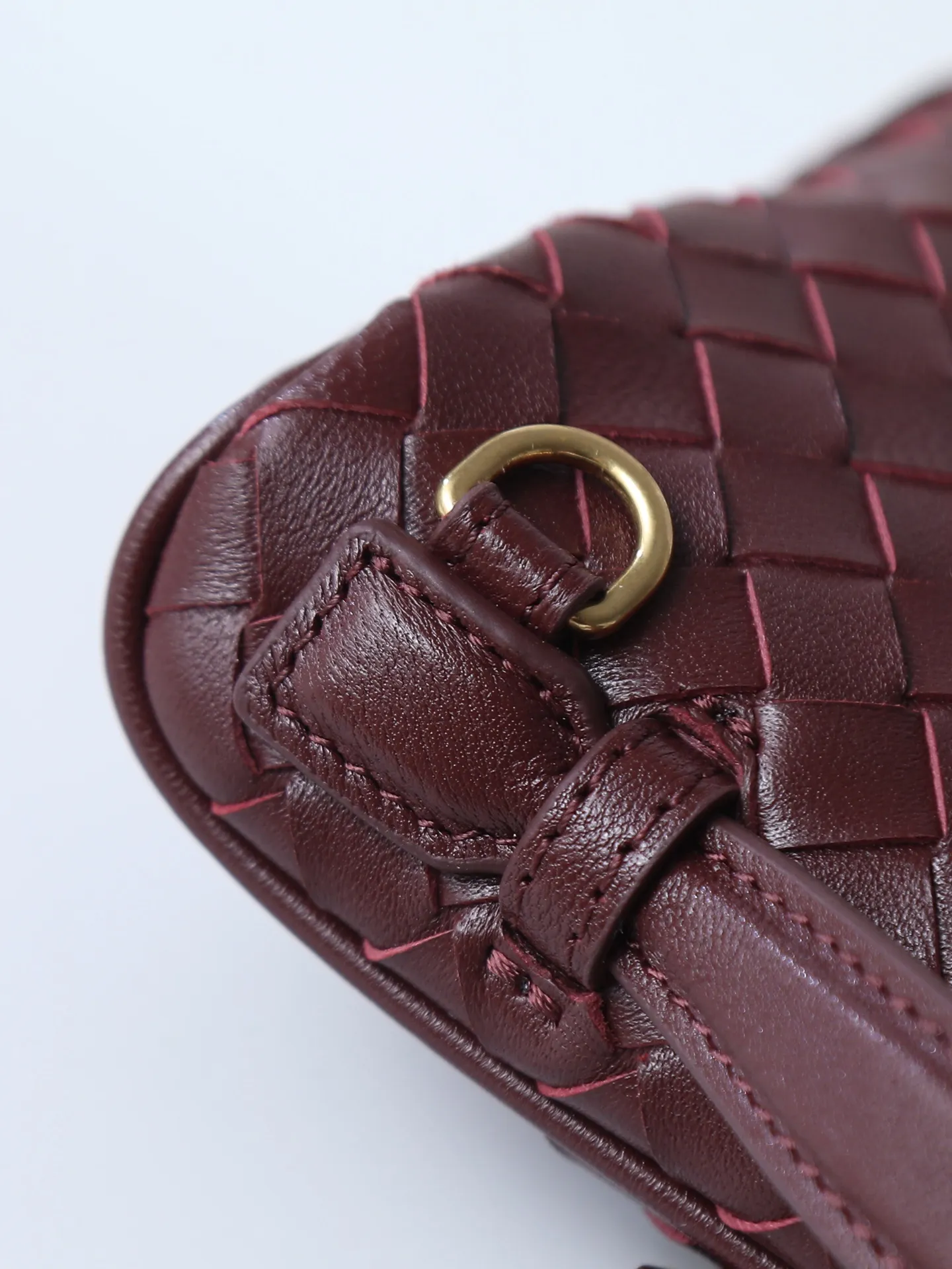 800. BOTTEGA VENETA2025 new women's small Soft Vanity bag adopts the classic Intrecciato weaving technique, inheriting the classics. The ring buckle design 😎 The light metal chain gives you a high-end sense of matching. The chain is removable, so you can wear it as a small bag ~ An elegant small bag that is perfect for participating in events. The overall body of the bag is as soft as marshmallow and can be easily kneaded, showing the strong toughness and high-end feel of the leather. The touch of sheepskin is so amazing. It is so healing when pinched! I have absolutely no resistance to small bags! ! ! Style number: 843800 Size: 19*14*3cm